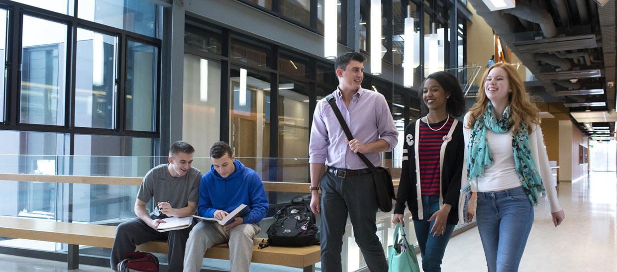 学生s walking in a building on campus